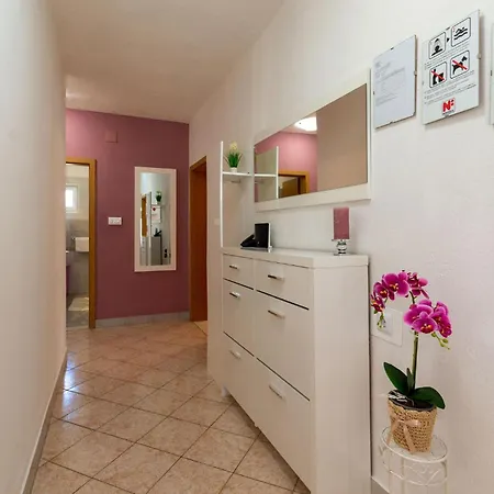 2 Bedroom Cozy In בית נופש Kruševo