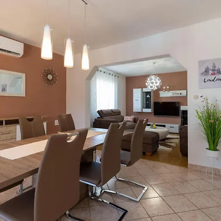 בית נופש 2 Bedroom Cozy In *