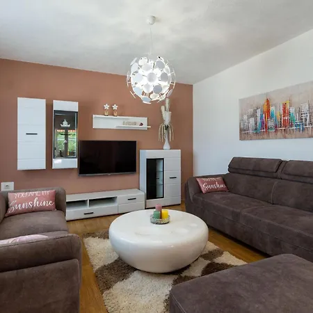 2 Bedroom Cozy In